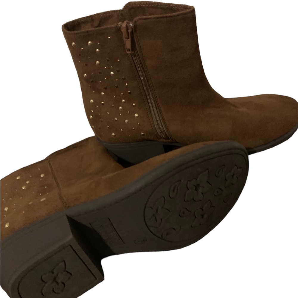 Brown suede booties with studs